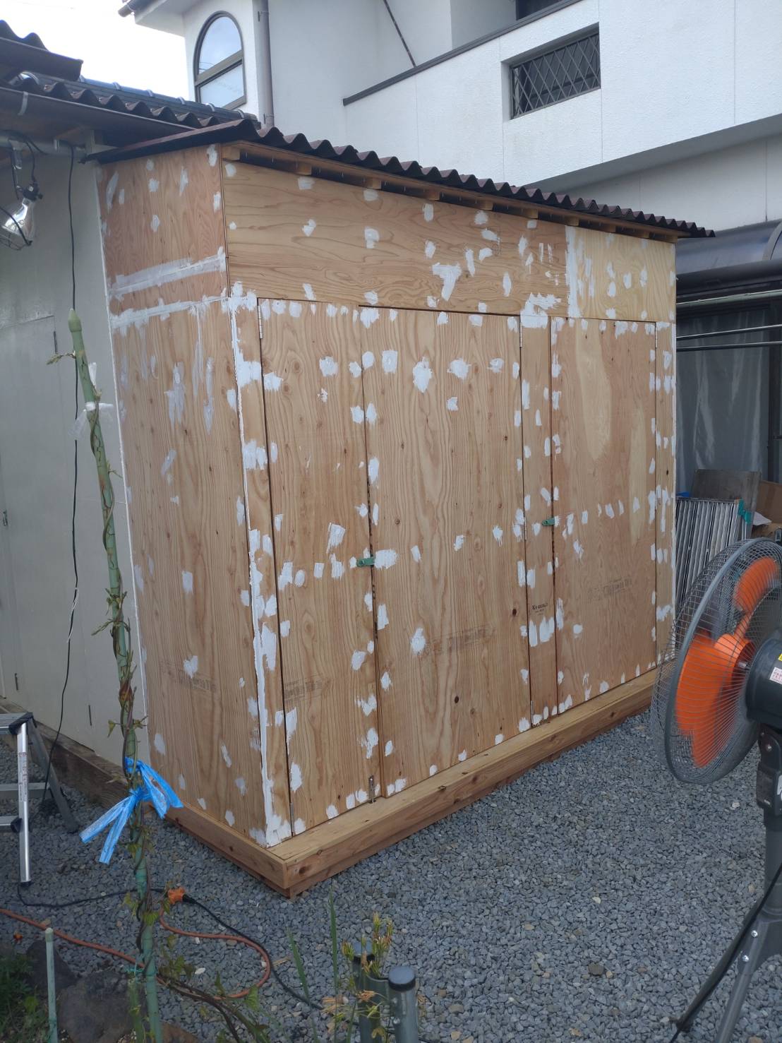 外壁合板の継ぎ目にパテ処理を施工中