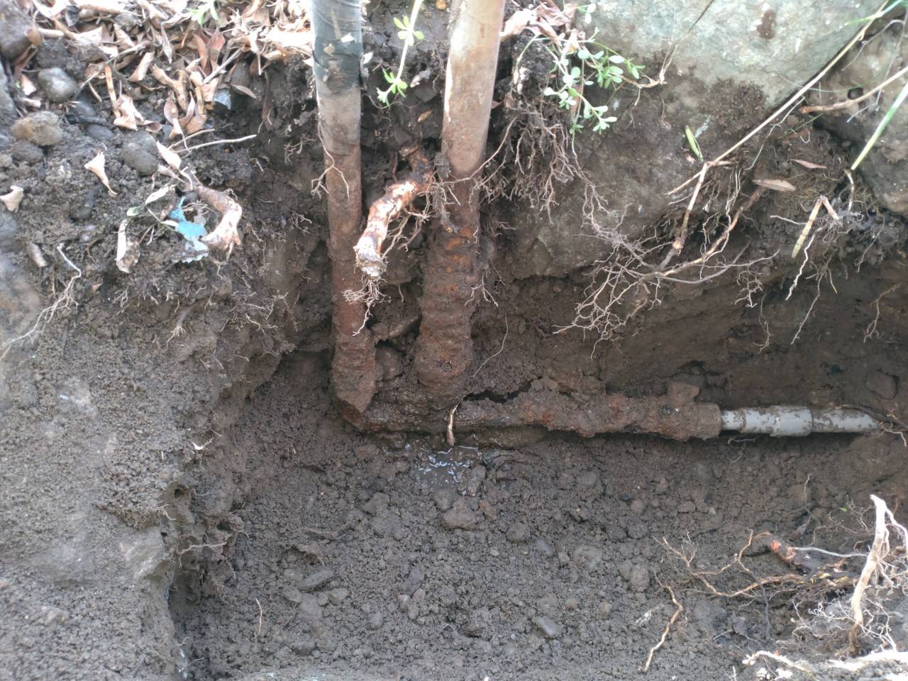 掘削して漏水箇所を確認